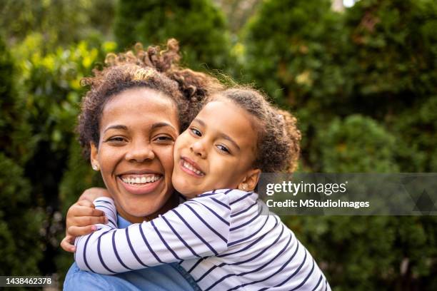 portrait en gros plan de la mère et de la fille - black mom photos et images de collection