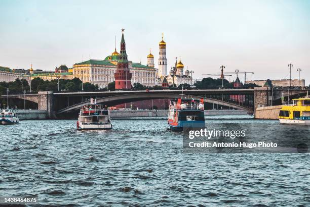 view of the kremlin and cathedrals square from the moskva river, moscow, russia. - palacio estatal del kremlin fotografías e imágenes de stock