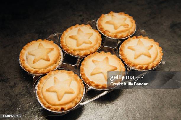 mince pies on a table - christmas mince pies stock pictures, royalty-free photos & images