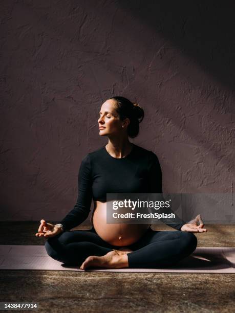 mother to be meditating - fase da reprodução humana imagens e fotografias de stock