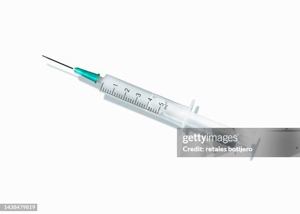 medical syringes organized in a pattern on white background - nadel stock-fotos und bilder