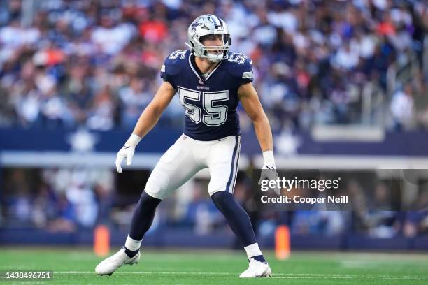 Leighton Vander Esch of the Dallas Cowboys gets set against the Chicago Bears at AT&T Stadium on October 30, 2022 in Arlington, Texas.