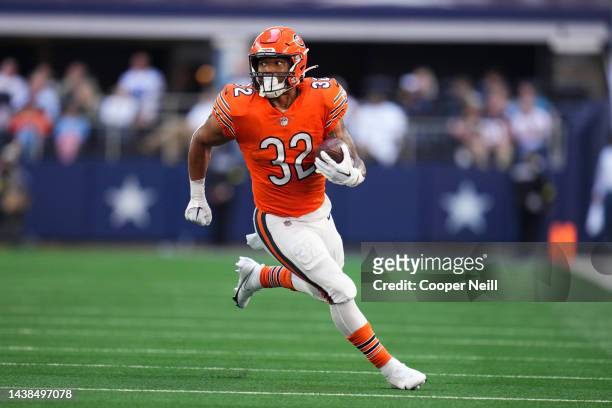 David Montgomery of the Chicago Bears runs the ball against the Dallas Cowboys at AT&T Stadium on October 30, 2022 in Arlington, Texas.