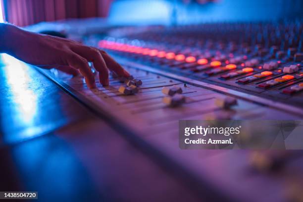 man operating with sound recording studio mixer - amplifier 個照片及圖片檔