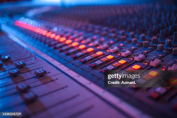 toma del mezclador de estudio de grabación de sonido - microphone desk fotografías e imágenes de stock