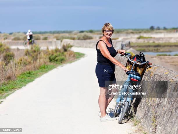 pedalando as ciclovias construídas na ilha de ile de re, frança - ile de france - fotografias e filmes do acervo