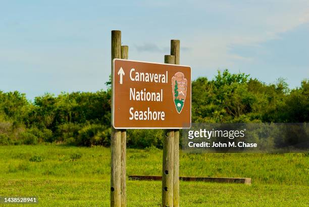 canaveral national seashore sign, florida (usa) - titusville florida stockfoto's en -beelden