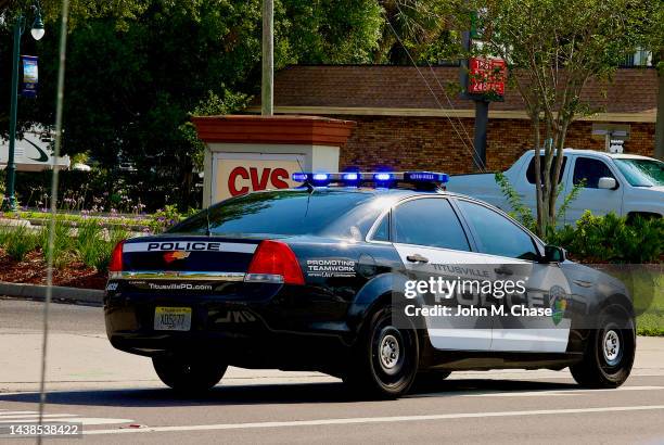 coche de policía durante la parada de tráfico, titusville, fl (ee.uu.) - titusville florida fotografías e imágenes de stock