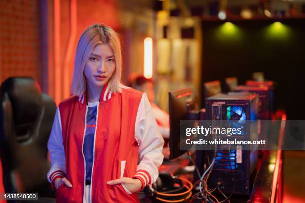 ritratto di giocatori donna esport è pronta a vincere il torneo di videogiochi. - scene di videogiochi foto e immagini stock