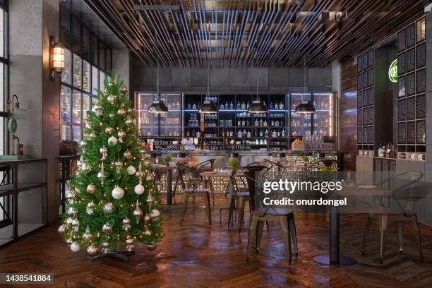 pub-interieur mit weihnachtsbaum, ornamenten, bartheke und tischen - beer luxury stock-fotos und bilder