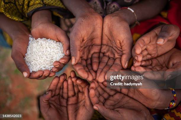 hungry african children asking for food, africa - rice food staple stockfoto's en -beelden