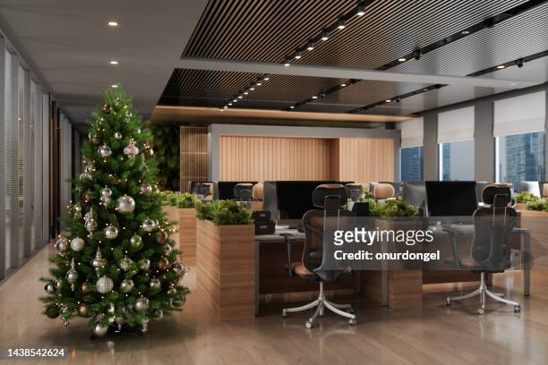 modernes offenes bürointerieur mit weihnachtsbaum, ornamenten und geschenkboxen - christmas party office stock-fotos und bilder