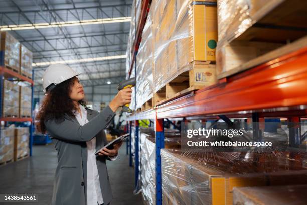 mujer asiática con lector de código de barras revisando tableta digital. - identificación por radiofrecuencia fotografías e imágenes de stock