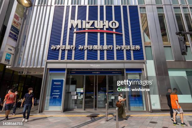 mizuho bank a tokyo, giappone - mizuho bank atm foto e immagini stock