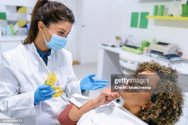 dentist explaining what dental cavity looks - parodontitis stockfoto's en -beelden