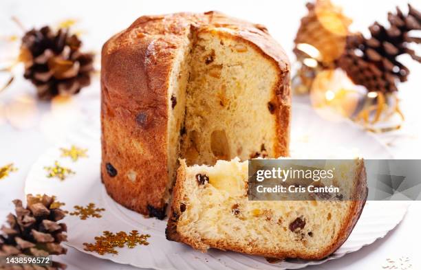 christmas panettone - panettone stock pictures, royalty-free photos & images