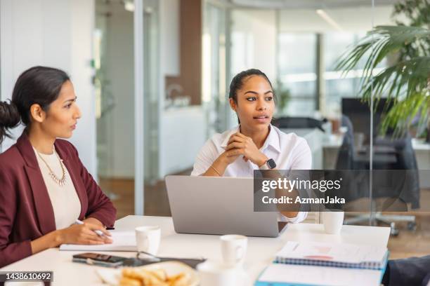 young dark-skinned woman leading the meeting in the conference room in the office - jamaican ethnicity imagens e fotografias de stock