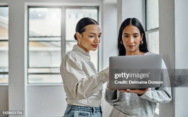 laptop-, frauen- und digital-marketing-mitarbeiter auf einer blog-website, die an coolen, trendigen online-modeinhalten arbeiten. branding-, teamwork- und social-media-seitenredakteure recherchieren aktuelle trendige post-ideen - global fashion collective stock-fotos und bilder