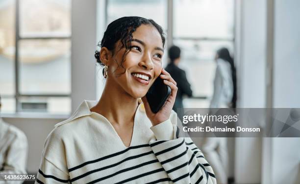 smartphone, anruf und geschäftsfrau mit lächeln für karrierechancen, online-feedback zu kreditantrag und erfolgsverhandlung. junger, startup-unternehmer im bürogebäude per telefon - frist stock-fotos und bilder