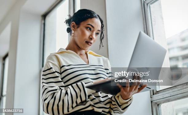 mujer negra con computadora portátil leyendo, escribiendo y trabajando para un periódico digital en línea, marketing o empresa de publicidad. chica revisa el correo electrónico, publica comentarios del blog o revisa el contenido de las redes sociales e - bloguear fotografías e imágenes de stock