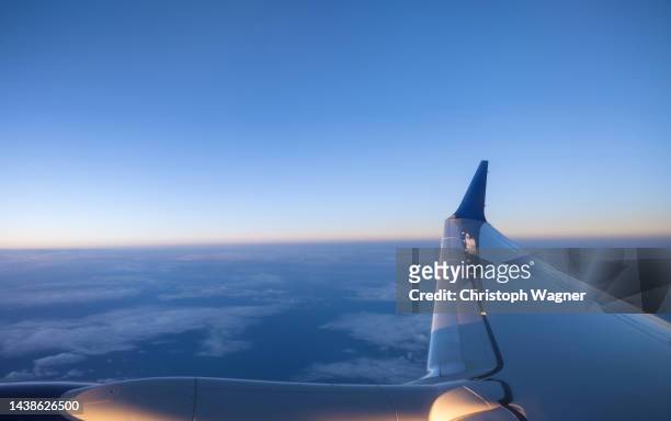 flight- travelling - onboard - sunset society stock-fotos und bilder