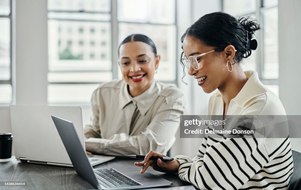 Femmes d’affaires, ordinateur portable et et équipe heureuse au bureau pour la conception Web, la collaboration et la formation. La planification, le marketing numérique et le coaching par une femme leader menor aident, expliquent et soutiennent l’ob