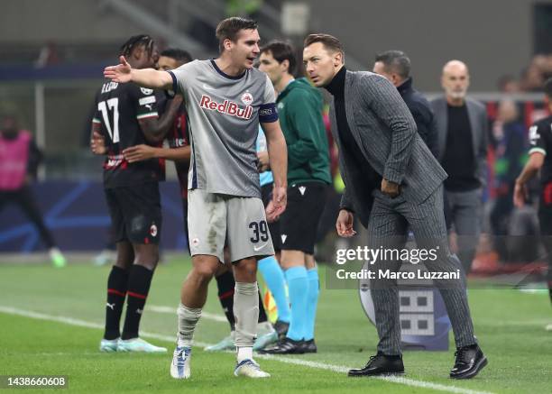 Maximilian Wober of FC Salzburg interacts with his coach Matthias Jaissle during the UEFA Champions League group E match between AC Milan and FC...