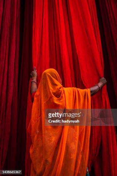 couleurs de l’inde - femme vérifiant les tissus teints, rajasthan, inde - colors of india photos et images de collection