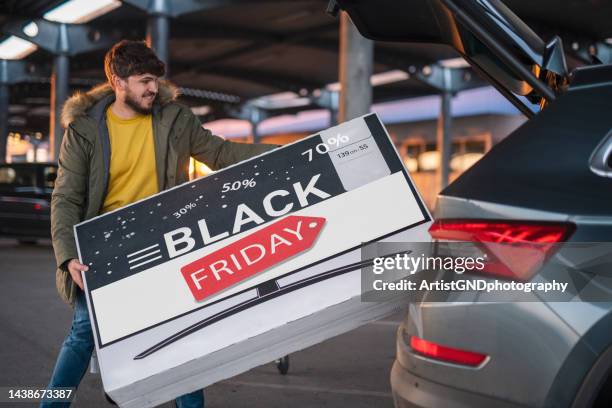 schwarzer freitag! black friday shopping. - chubby man shopping stock-fotos und bilder