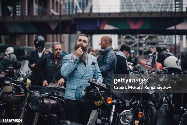 motorcyclists of dgr combing long beard. - kawasaki disease 個照片及圖片檔