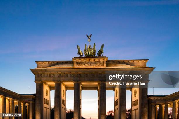 the brandenburg gate in berlin, germany. - porta da cidade - fotografias e filmes do acervo