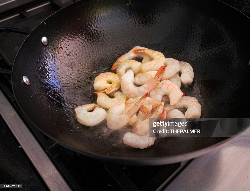 Garnelen im Wok braten