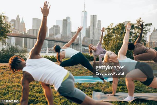 yoga outdoor class in new york - new york city park stock pictures, royalty-free photos & images