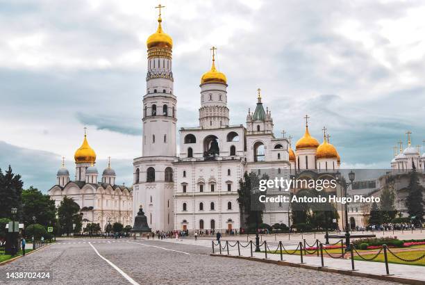 cathedral with golden domes inside the kremlin, moscow, russia. - annunciation cathedral stock pictures, royalty-free photos & images