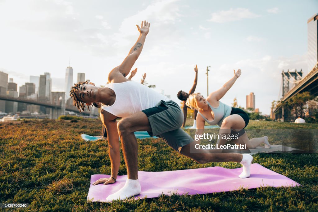 Lezione di yoga all'aperto a New York