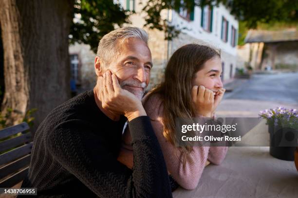 grandfather and granddaughter leaning on garden table - 60 64 ans photos et images de collection