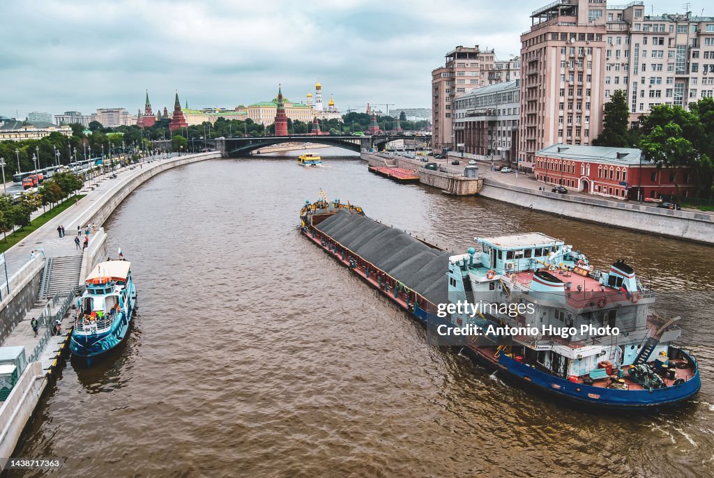 Moskva Riva View Of The City Of Moscow The Kremlin And The Moskva River Boats On ...