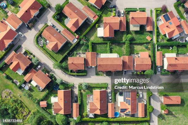 straße in einem modernen wohnviertel im sommer - einfamilienhaus mit solarzellen stock-fotos und bilder