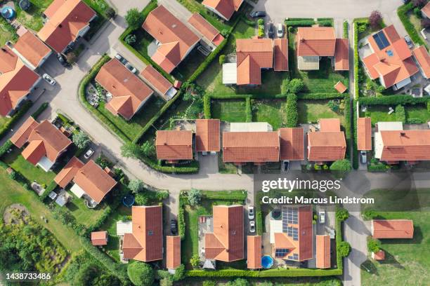street in a modern residential district in summer - detached house stock pictures, royalty-free photos & images