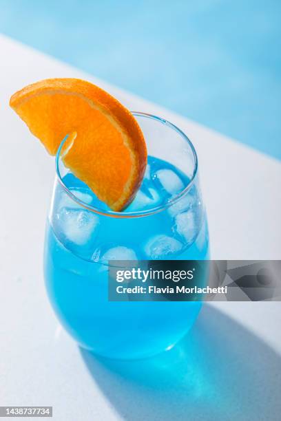 blue drink by the pool - lagoon stock-fotos und bilder