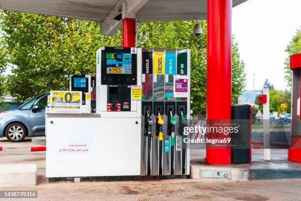 fuel station in france - station service france stock pictures, royalty-free photos & images