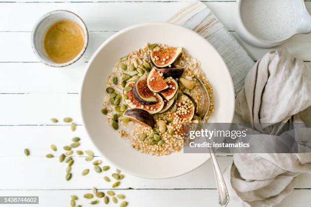 higos y quinoa en un tazón - cashew fotografías e imágenes de stock