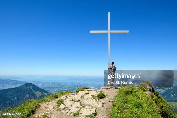 junge frau auf einem berg - gipfelkreuz stock-fotos und bilder