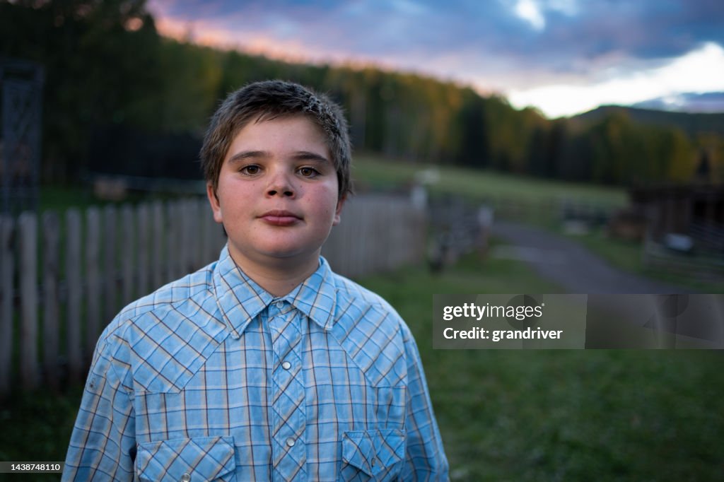 Retrato De Un Niño Granjero En Su Rancho En El Suroeste De Colorado Cerca De Telluride En El Otoño Con Una Puesta De Sol Dramática Y Colorida Foto de stock - Getty Retrato De Un Niño Granjero En Su Rancho En El Suroeste De Colorado Cerca De Telluride En El Otoño Con Una Puesta De Sol Dramática Y Colorida Foto de stock - Getty