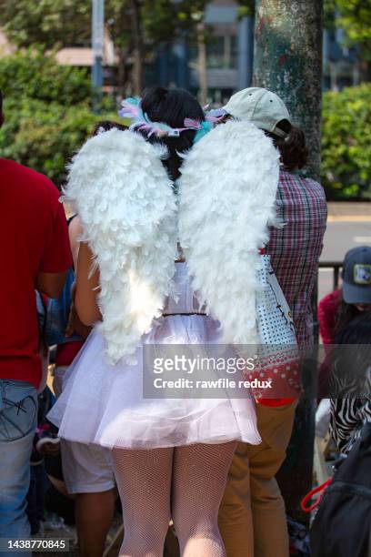 an angel on the street - marcha atrás imagens e fotografias de stock