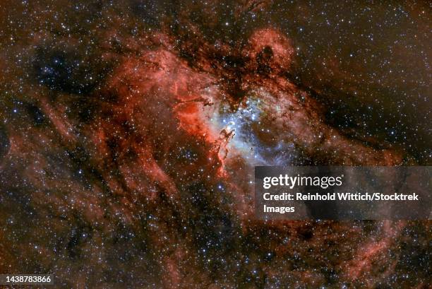 pillars of creation, messier 16 - nebulosa del águila fotografías e imágenes de stock