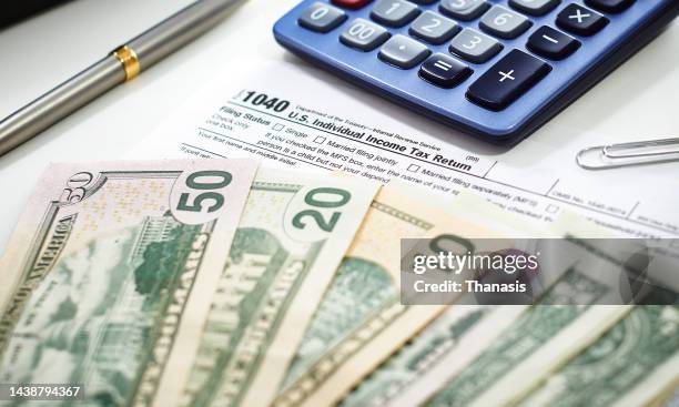 us currency with calculator and tax form - afslag stockfoto's en -beelden