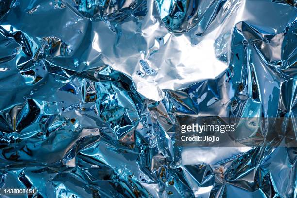 crumpled aluminum foil texture - fondo plateado fotografías e imágenes de stock
