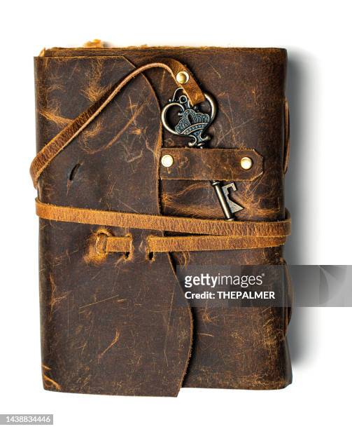 antikes lederjournal mit altem schlüssel - book cover vintage stock-fotos und bilder