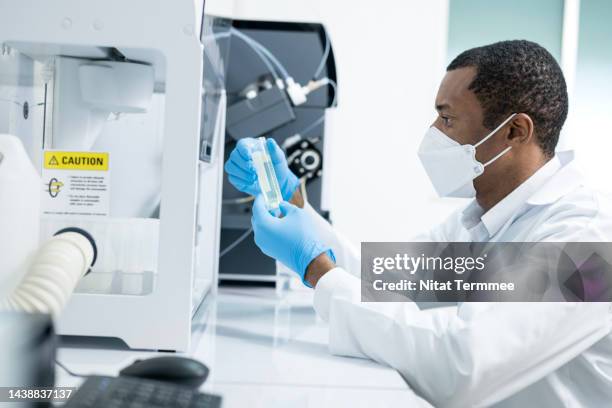 Chrome Lab Sampling Chromatography Lab Photos and Premium High Res Pictures - Getty Images